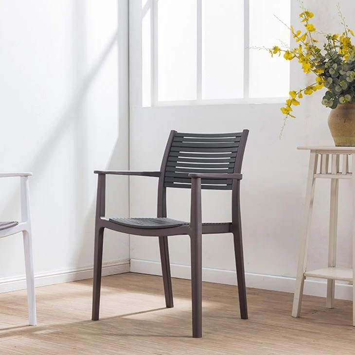 Moderne spisestuestoler i plast